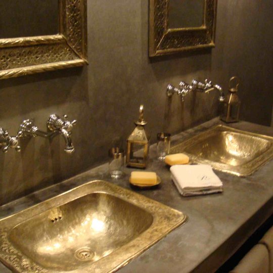 UNE EQUIPE DE CINQ PERSONNES À VOTRE SERVICE